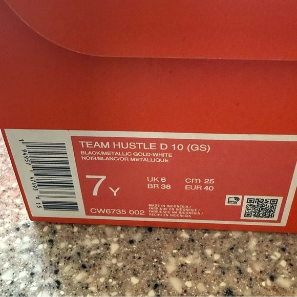 Nike Team Hustle‎ D10 GS 'Black Metallic Gold' CW6735-002 size 7Y NWB - Picture 6 of 8